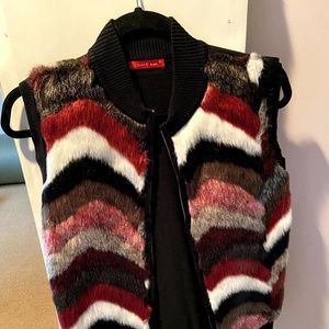 Designer faux fur zip close vest brand LEUNAME mar